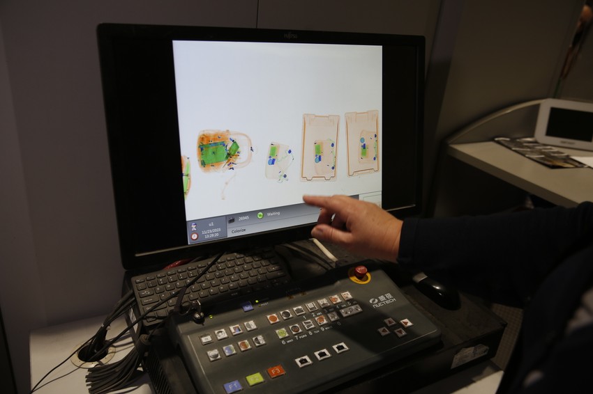 Skener koji carinicima pomaže tokom rada 