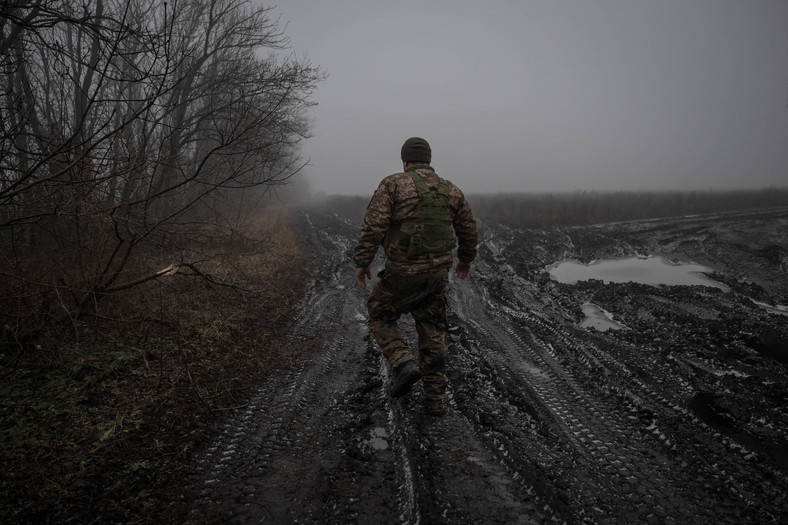 Ukraiński żołnierz na froncie w Doniecku, styczeń 2024 r.