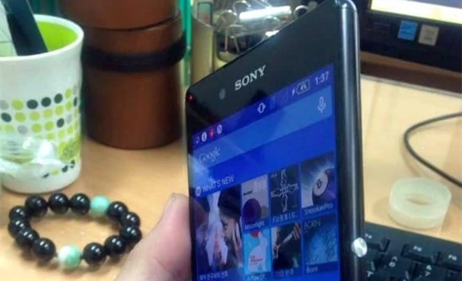 Sony Xperia Z4 ma kamerkę po lewej stronie nad ekranem