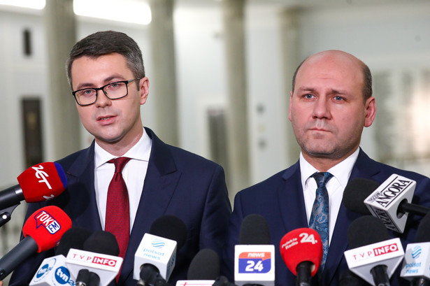Rzecznik rządu Piotr Mueller oraz minister ds. Unii Europejskiej Szymon Szynkowski vel Sęk.
