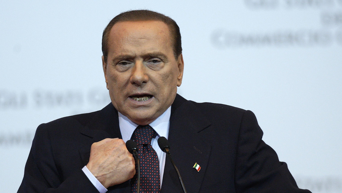 Z powodu kryzysu strefy euro i poważnej sytuacji zadłużonych włoskich finansów publicznych premier Silvio Berlusconi zrezygnował z planów wydania nowej płyty z balladami, które napisał razem z pieśniarzem z Neapolu Mariano Apicellą - podała "La Stampa".