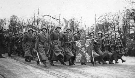 Wojsko organizowało 11 listopada defilady w każdym większym mieście.