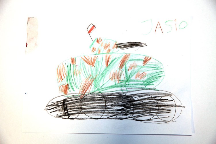 Autor: Jaś Mandes, lat 6
Infor BIZNES Sp. z o.o., wydawca „Dziennika Gazety Prawnej”, wspiera podopiecznych Fundacji „Na ratunek dzieciom z chorobą nowotworową” i Fundacji Siepomaga. Dzięki licytacji prac plastycznych, które powstały w siedzibie redakcji „Dziennika Gazety Prawnej” i zilustrowały wydanie gazety 1 czerwca, w Dniu Dziecka, chcemy pomóc małym podopiecznym fundacji. Oprawione prace są zaopatrzone w specjalną informację o dacie publikacji i logo gazety. Niech staną się inspiracją do gestów solidarności i poprzez zawartą w nich dziecięcą radość i energię dadzą impuls do dzielenia się dobrem. Ofiarujmy wsparcie tym najmłodszym, którzy najbardziej go potrzebują.