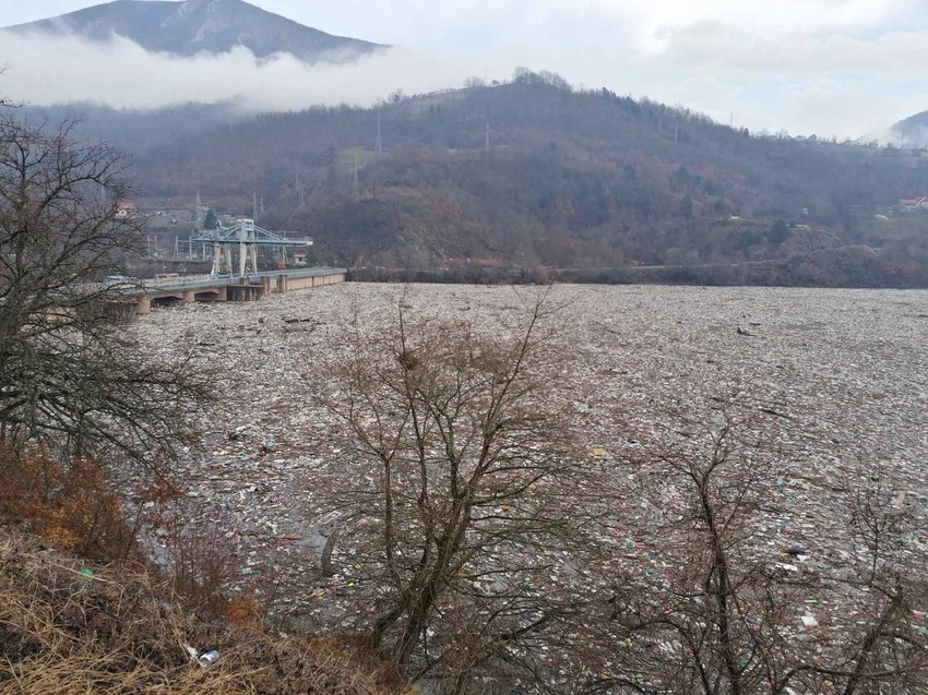Povšina vode oko brane se ne vidi od smeća