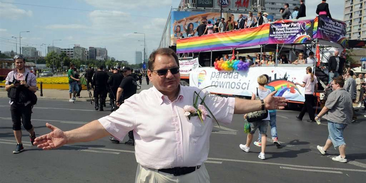 Tęczowy Ryszard Kalisz na paradzie równości