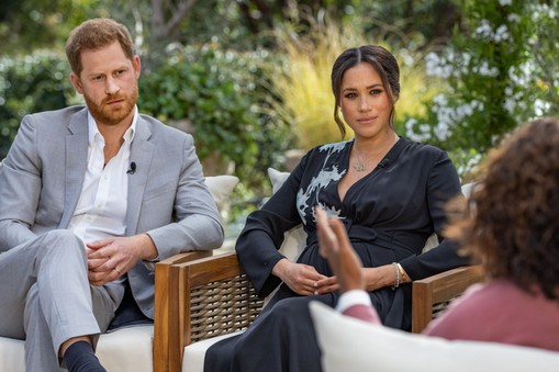 Sussexowie, książę Henryk Windsor i księżna Meghan Markle, podczas wywiadu z Oprah Winfrey, 8 marca 2021 r.