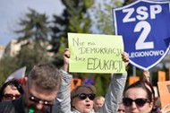 Warszawa, 24.04.2019. Uczestnicy „Ogólnopolskiej Manifestacji dla Szkoły