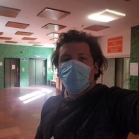 Teszteket szállít kórházaknak Vastag Tamás
