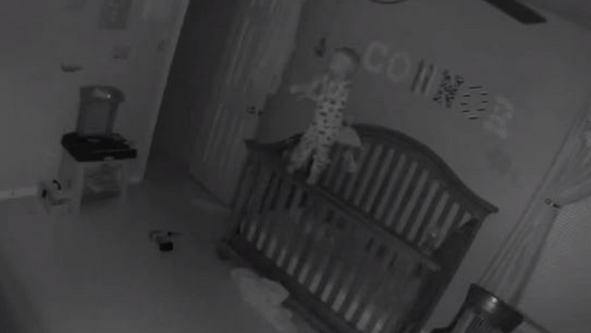 Do sieci trafiło nagranie, które przedstawia dziwne zachowanie małego dziecka. Chłopiec wspina się w nocy po barierkach łóżka i zaczyna histerycznie krzyczeć.