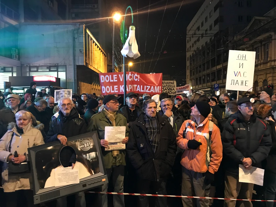 Među okupljenima pažnju je privukao čovek koji je nosio ogromnu visibabu