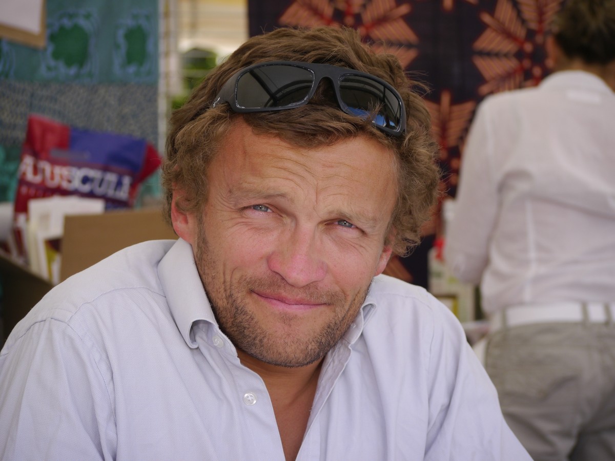 Francuz Sylvain Tesson zamknął się na pół roku w starej chałupie nad Bajkałem – rezultatem piękny esej „W syberyjskich lasach” (Noir, styczeń).