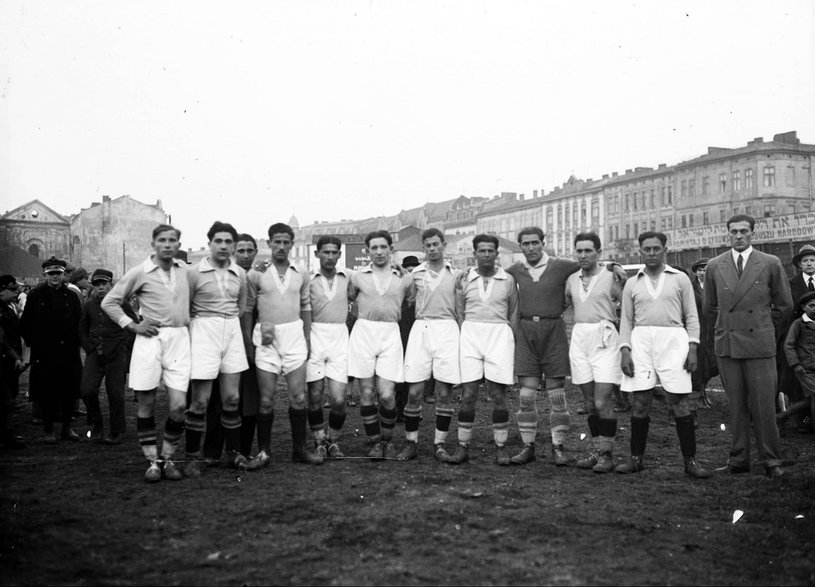 Piłkarska drużyna Makkabi Kraków w 1934 roku. Źródło: Narodowe Archiwum Cyfrowe.