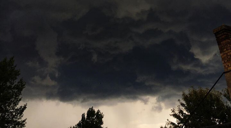 Fekete felhők tornyosultak Halmaj felett / Fotó: Met Hír