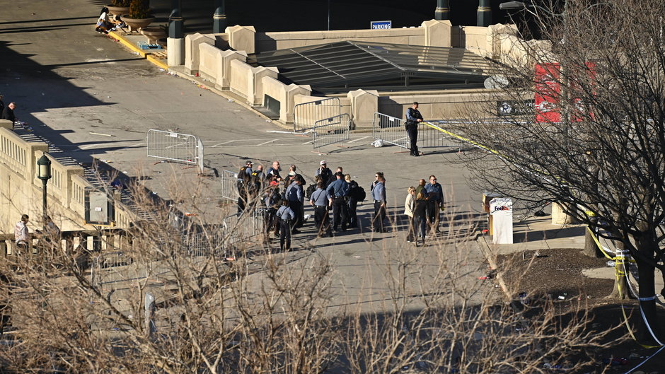 Funkcjonariusze policji na miejscu strzelaniny w mieście Kansas