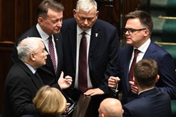 Nowo wybrany marszałek Sejmu Szymon Hołownia, prezes PiS Jarosław Kaczyński, szef klubu PiS Mariusz Błaszczak i poseł PiS Marek Suski podczas posiedzenia inaugurującego X kadencję Sejmu