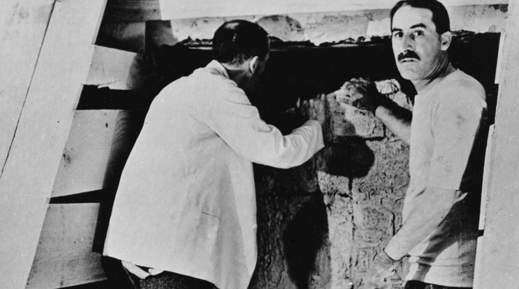 Howard Carter régész (jobbra) és a kutatást finanszírozó Lord Carnarvaron (háttal)
épp belépnek
a fáraó sírkamrájába /Fo­tó: Northfoto