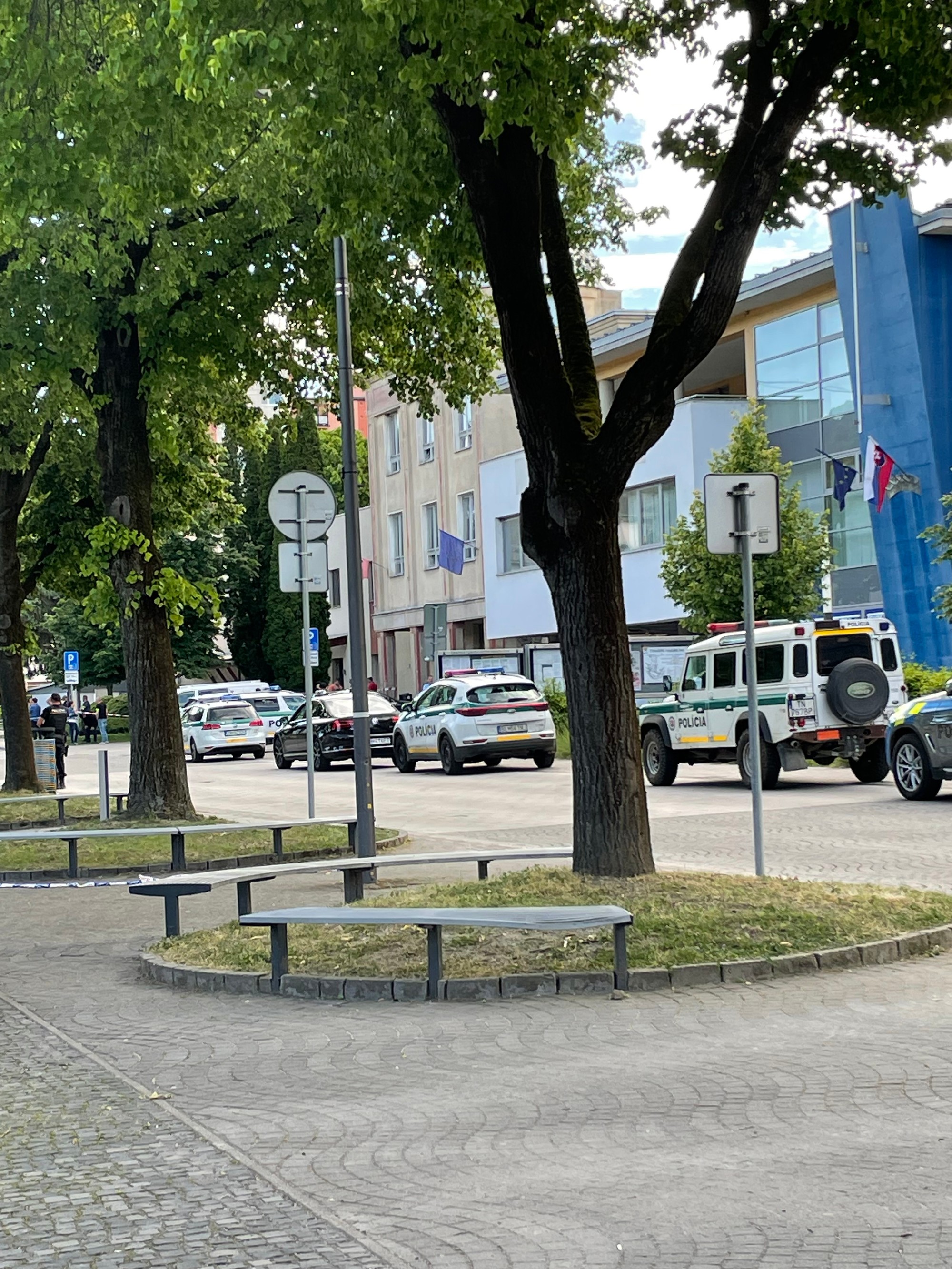 Situácia po streľbe na premiéra Roberta Fica v Handlovej.