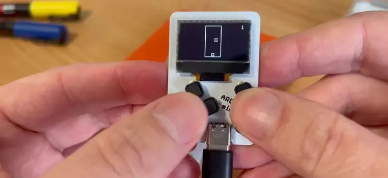 Arduboy Mini to gratka dla fanów Game Boya. Oto konsola wielkości paczki zapałek