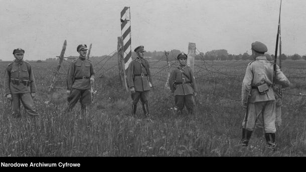 Patrol Korpusu Ochrony Pogranicza podczas spotkania z patrolem sowieckim na granicy