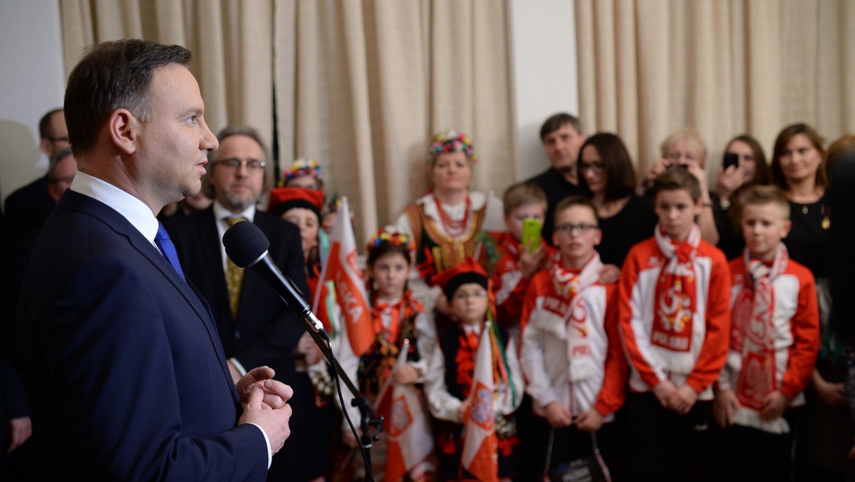 Szkoły publiczne w Niemczech nie zapewniają nauki języka polskiego w sposób adekwatny do potrzeb, a to także wynikałoby z polsko-niemieckiego traktatu o dobrym sąsiedztwie – powiedział wczoraj Andrzej Duda w Monachium podczas spotkania z Polonią. Dzisiaj prezydent Polski weźmie udział w 52. Monachijskiej Konferencji Bezpieczeństwa.