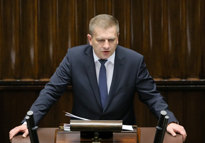 Rozbudowa systemu opieki nad osobami starszymi, skrócenie kolejek, ustawa o zapłodnieniu pozaustrojowym oraz informatyzacja w ochronie zdrowia. To strategia działań na najbliższe miesiące, którą przedstawił w sejmie minister zdrowia <b>Bartosz Arłukowicz</b>. Szef resortu przedstawił 5 priorytetów. Po pierwsze: onkologia bez limitu i najwyższej jakości, po drugie utworzenie w Polsce Instytutu Geriatrii czyli centrum opieki medycznej nad osobą starszą. Bartosz Arłukowicz zapewnił, że dzięki uchwalonym zmianom od stycznia kolejki do specjalistów będą się zmniejszały.