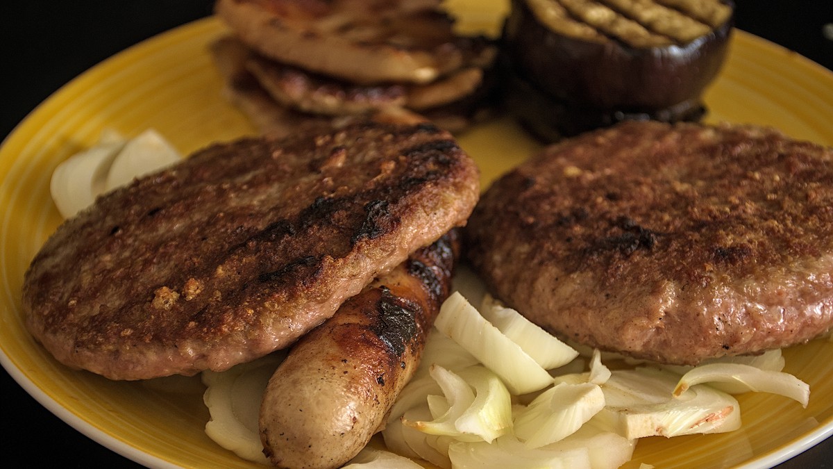 Ovo je tajna savršenih pljeskavica: Kad dodate luk na ovaj način, svi će tražiti recept
