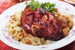 pyszny obiad na sobotę. podajemy przepis, ty gotujesz. golonka pieczona na kiszonej kapuście