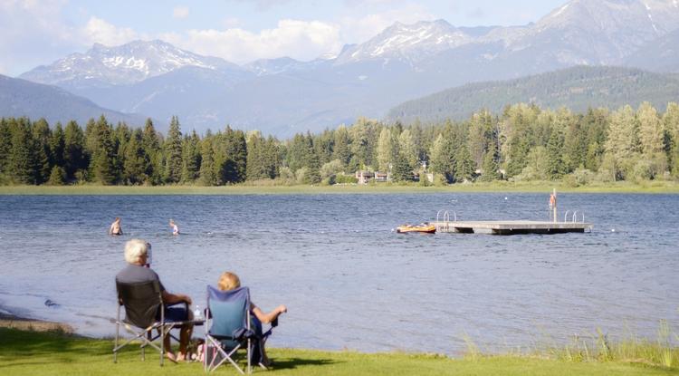 Nyugdíjasok ülnek egy tóparton