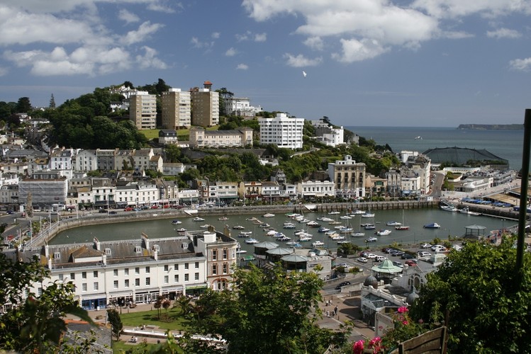 4. Torquay – jest popularnym ośrodkiem turystycznym, położonym na Półwyspie Kornwalijskim. Dzięki wpływom ciepłego Prądu Zatokowego, w mieście posadzono sprowadzone z Australii tropikalne rośliny. Można powiedzieć, że jest to takie brytyje jeskie Lazurowe Wybrzeże.