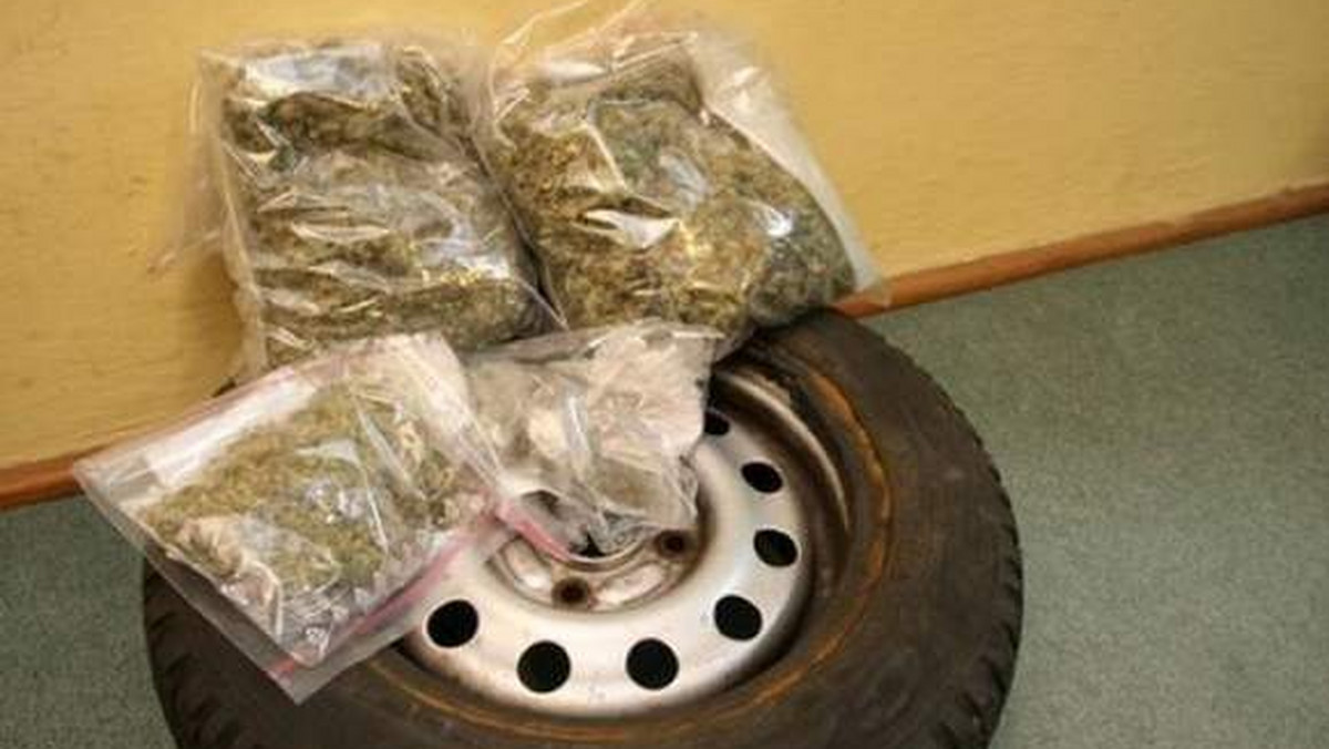 Prawie kilogram marihuany był ukryty w kole zapasowym samochodu, którym jechali czterej mężczyźni - informuje portal mmlublin.pl.