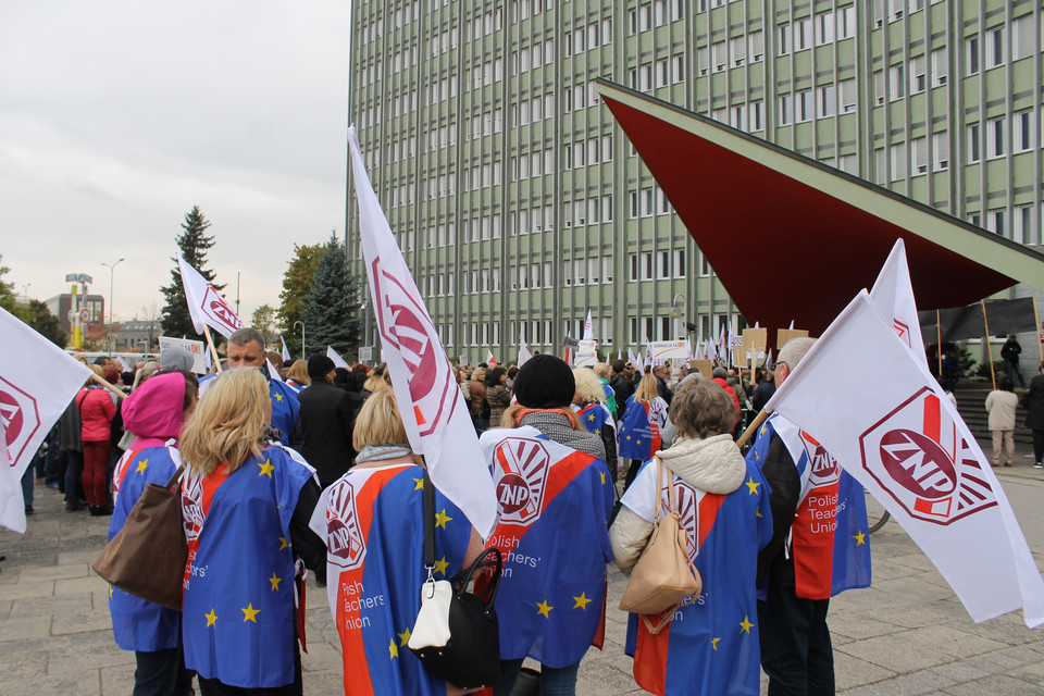 Kielce: "NIE" dla reformy edukacji. Głośny protest świętokrzyskich nauczycieli