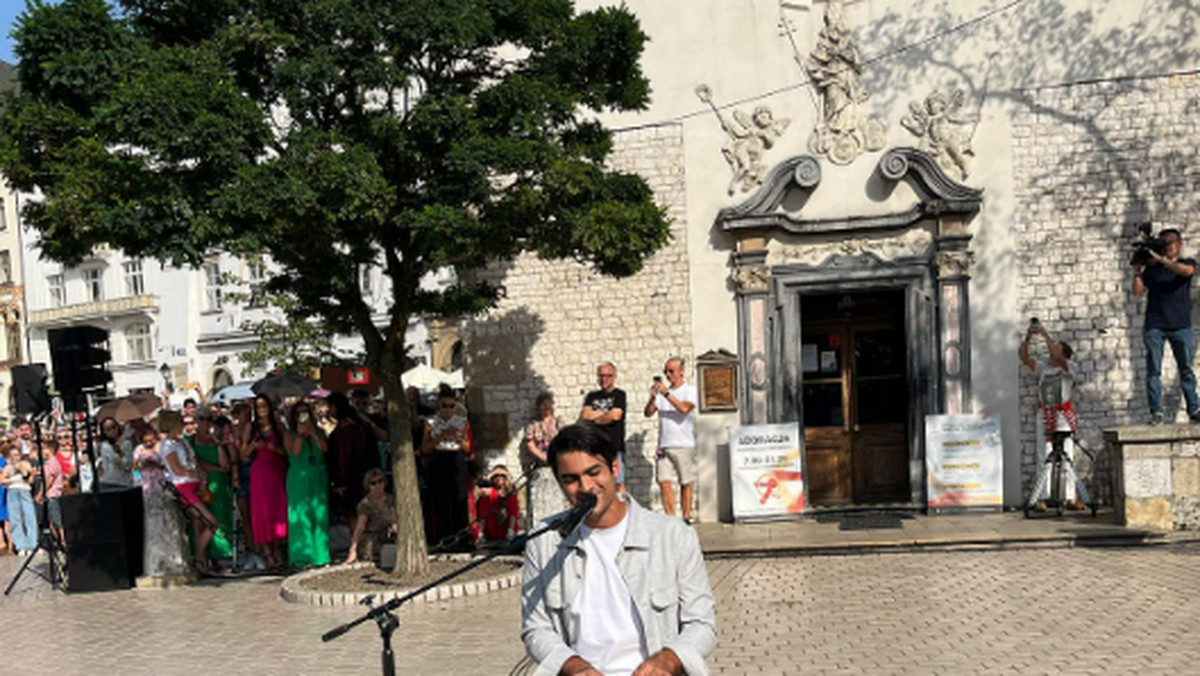 Syn legendarnego Andrei Bocellego zaśpiewał na Rynku w Krakowie [WIDEO]