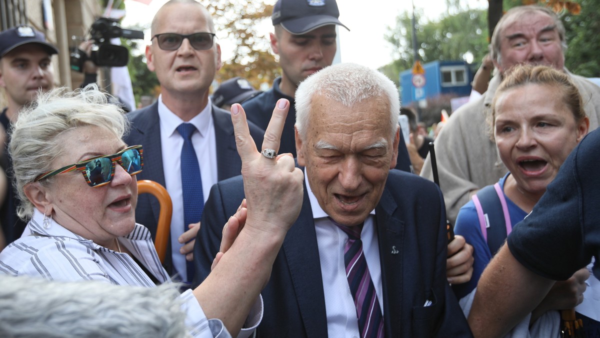 Członkowie protestu pod Sejmem usiłowali uniemożliwić wyjście marszałkowi seniorowi Kornelowi Morawieckiemu. Demonstranci krzyczeli do niego "zdrajca" czy "będziesz siedział". Protestujących uspokoił lider Obywateli RP Paweł Kasprzak.