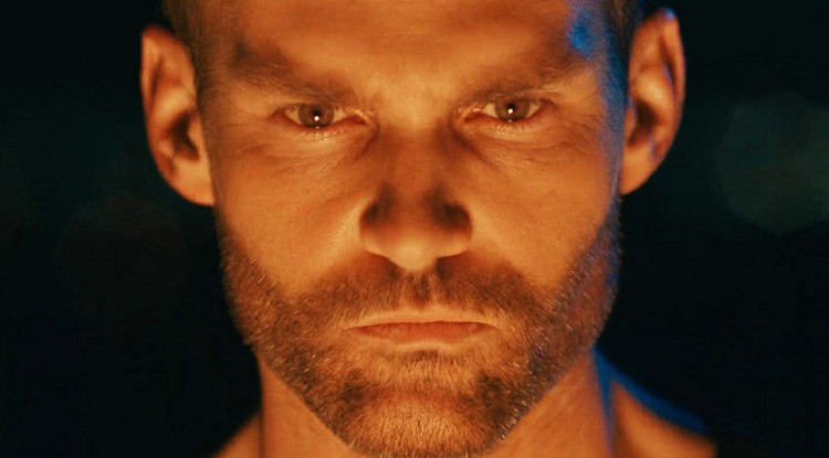 Seann William Scott teljesen új oldalát mutatja.