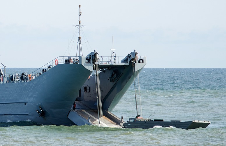 Incydent miał miejsce po dokonaniu desantu. Transporter zgodnie z planem wysadził żołnierzy na plaży, jednak powrót na pokład polskiego okrętu desantowego był nieudany. Pływający transporter samobieżny PTS  zatonął ok. 20 metrów od brzegu.<br><br>fot.  (aw/cat) PAP/Adam Warżawa