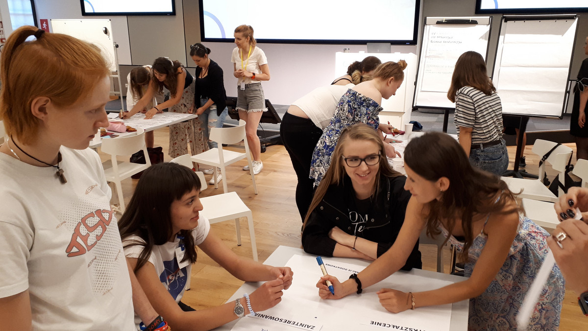 <strong>Rozpoczęła się rekrutacja do trzeciej edycji Uniwersytetu Sukcesu! Program przeznaczony jest dla kobiet w przedziale wiekowym od 18 do 25 lat, które znajdują się w trudnej sytuacji życiowej i finansowej. To bezpłatne profesjonalne kursy z szeroko pojętego digitalu dla młodych kobiet z całej Polski. </strong>