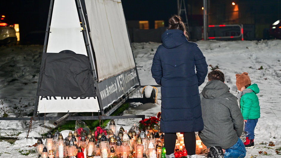 Mieszkańcy miasta stawiają w centrum Andrychowa znicze w miejscu, gdzie we wtorek 28 listopada przez kilka godzin siedziała na zimnie zaginiona 14-latka