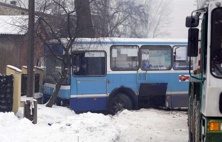 Dzieci na sankach wpadły pod autobus. Chłopiec nie żyje