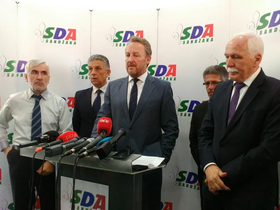 Izetbegovich na pres konferenciji u prostorijama SDA Sandzaka 