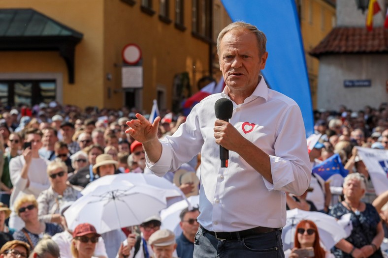 Donald Tusk przemawiający na placu Zamkowym