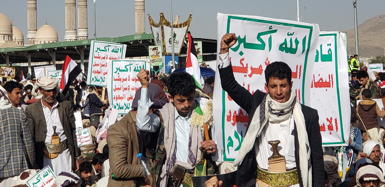 Protesty Huti w Jemenie po nocnym nalocie Stanów Zjednoczonych i Wielkiej Brytanii