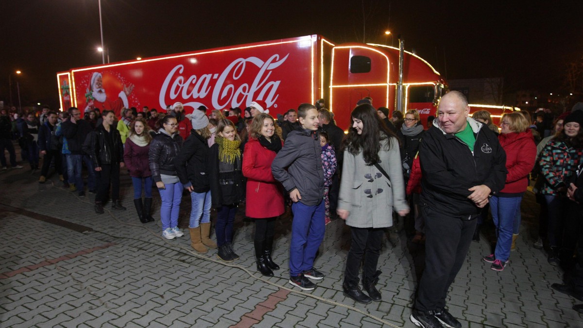 Wczoraj po południu Kielce odwiedziła legendarna ciężarówka Coca-coli. Od lat telewizyjna reklama, w której można ją zobaczyć jako jedna z pierwszych zwiastuje nadejście świąt Bożego Narodzenia.