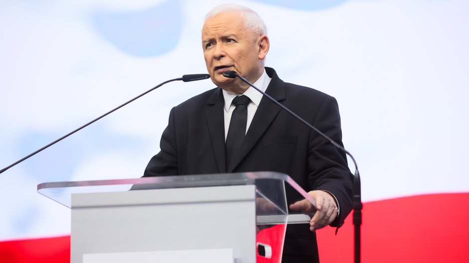 Jarosław Kaczyński wyciągnął wnioski sprzed kilkunastu lat i woli rozdawać polityczne karty z tylnego fotela