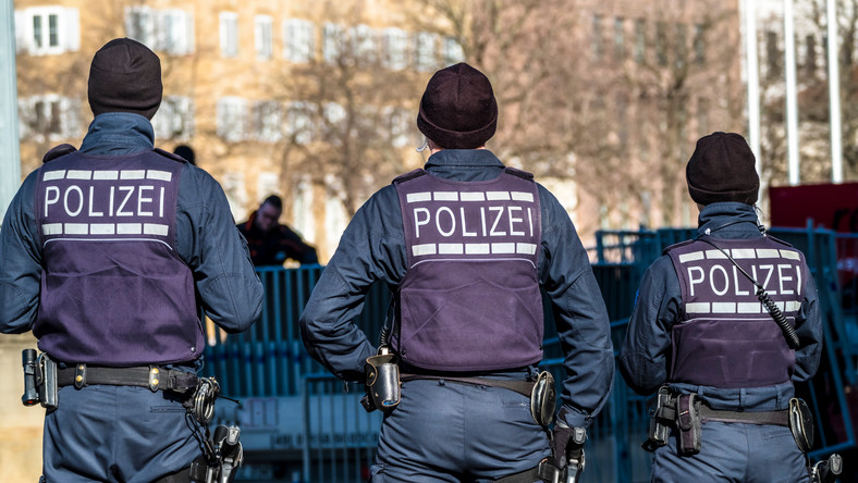 Po dwóch latach badań, prowadzonych przez specjalnego śledczego, inspektorzy Bundestagu potwierdzają rażące uchybienia władz, odpowiedzialnych za ściganie podejrzanych o prawicowy ekstremizm w Bundeswehrze i policji - informuje we wtorek tygodnik "Spiegel".