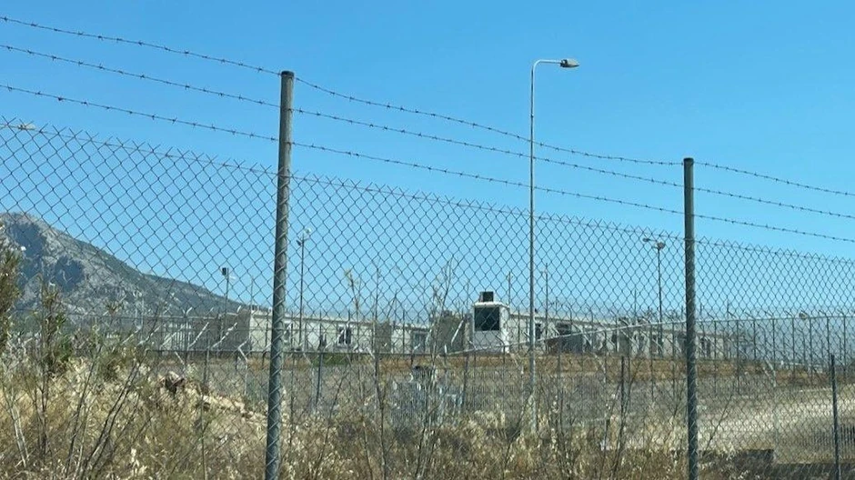 Migranti se sa Kritu premeštaju u ovaj kamp kod Atine | Foto: BBC