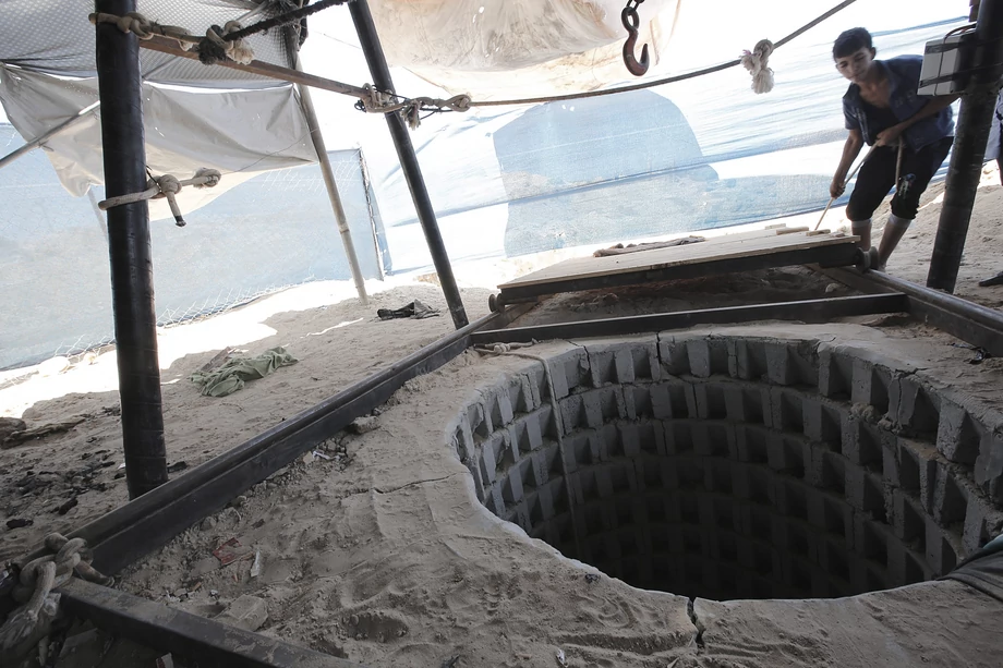 Palestyńczyk otwiera pokrywę nad wejściem do tunelu po stronie Strefy Gazy po tym, jak siły egipskie zalały tunele przemytnicze pod granicą ze Strefą Gazy, w Rafah, na południu Strefy Gazy, 19 września 2015 r. Egipska armia rozpoczęła pompowanie wody z Morza Śródziemnego do podziemnych tuneli przemytniczych łączących Synaj ze Strefą Gazy