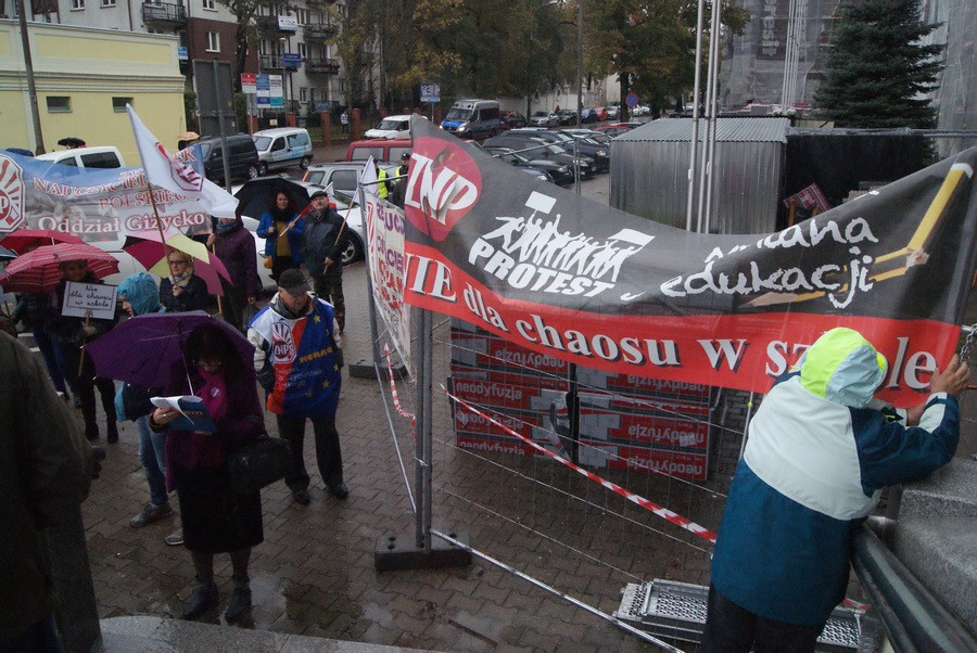 Olsztyn: nauczyciele protestowali przeciwko reformie edukacji