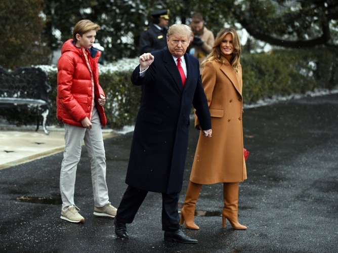 Melania i Donald Trumpowie z synem Barronem