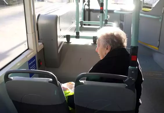 Starsza kobieta w autobusie, powiedziała mi, co myśli o smartfonach. Jej słowa są bezcenne [KOMENTARZ]