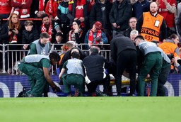 wielki dramat piłkarza galatasary. w meczu z liverpoolem stracił kawałek palca i grozi mu amputacja